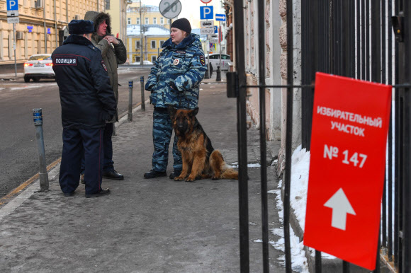 투표소 밖의 경찰들
