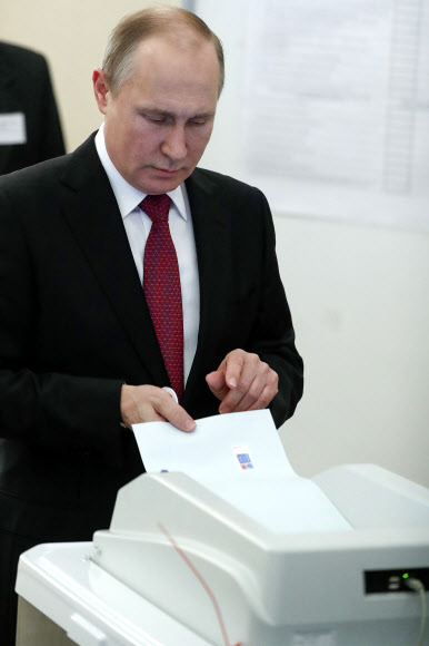 러시아 대통령 선거가 시작된 18일(현지시간) 러시아 모스크바에서 블라디미르 푸틴 러시아 대통령이 투표하고 있다. AFP 연합뉴스