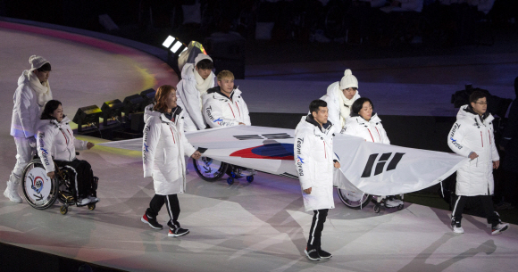 18일 폐막식에서 대회 6개 종목의 대한민국 대표 선수들이 태극기를 들고 입장하고 있다.  평창 박윤슬 기자 seul@seoul.co.kr