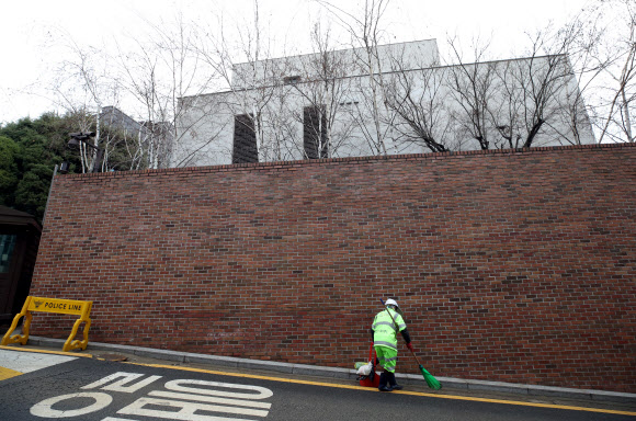 적막 흐르는 MB 자택 앞