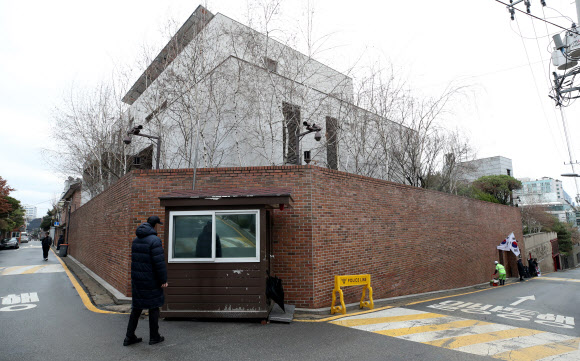 적막 흐르는 MB 자택 앞