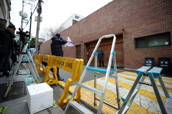 적막 흐르는 MB 자택 앞