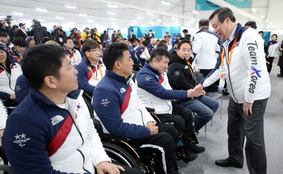 선수들 격려하는 문체부 장관