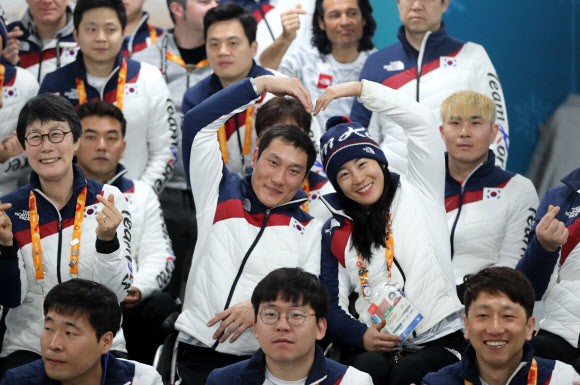 기념촬영하는 한국 선수들