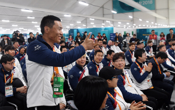 19일 오전 강원도 평창 패럴림픽 선수촌 웰컴센터에서 열린 2018 평창동계패럴림픽 대한민국 선수단 해단식에서 금메달리스트 신의현(왼쪽)이 배동현 선수단장에게 엄지를 치켜세우고 있다.  2018. 3. 19. 박윤슬 기자 seul@seoul.co.kr