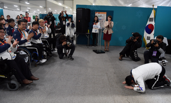 19일 오전 강원도 평창 패럴림픽 선수촌 웰컴센터에서 열린 2018 평창동계패럴림픽 대한민국 선수단 해단식에서 배동현 선수단장이 선수들에게 큰절을 하고 있다.2018. 3. 19. 박윤슬 기자 seul@seoul.co.kr