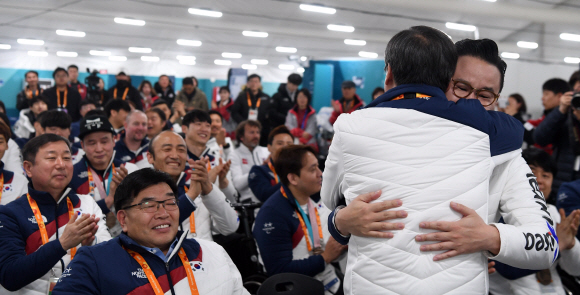 도종환 문화체육관광부 장관이 19일 오전 강원도 평창 패럴림픽 선수촌에서 열린 2018 평창 동계 패럴림픽 대한민국 국가대표 선수단 해단식에서 배동현 선수단장을 격려하고 있다. 2018. 3. 19. 박윤슬 기자 seul@seoul.co.kr