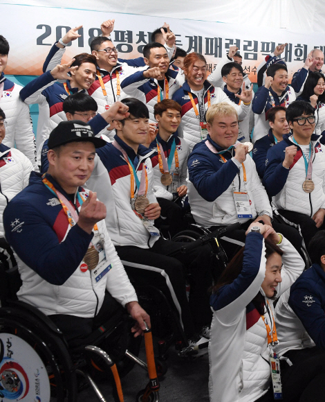 19일 오전 강원도 평창 패럴림픽 선수촌 웰컴센터에서 열린 2018 평창동계패럴림픽 대한민국 선수단 해단식에서 선수들이 기념촬영을 하고 있다.   22018. 3. 19. 박윤슬 기자 seul@seoul.co.kr