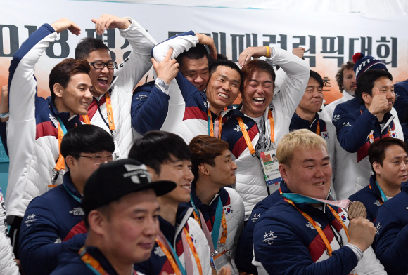 19일 오전 강원도 평창 패럴림픽 선수촌 웰컴센터에서 열린 2018 평창동계패럴림픽 대한민국 선수단 해단식에서 선수들이 기념촬영을 하고 있다.   22018. 3. 19. 박윤슬 기자 seul@seoul.co.kr