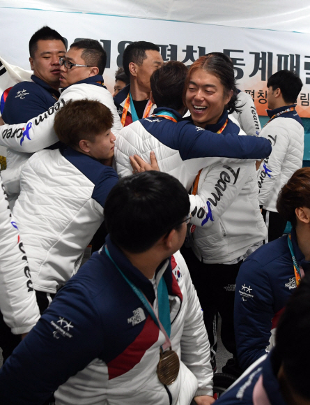 19일 오전 강원도 평창 패럴림픽 선수촌 웰컴센터에서 열린 2018 평창동계패럴림픽 대한민국 선수단 해단식에서 선수들이 서로를 격려하고 있다.   22018. 3. 19. 박윤슬 기자 seul@seoul.co.kr