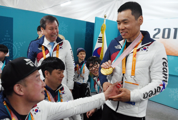 19일 오전 강원도 평창 패럴림픽 선수촌 웰컴센터에서 열린 2018 평창동계패럴림픽 대한민국 선수단 해단식에서 선수들이 신의현 선수의 금메달을 신기한듯 만져보고 있다. 2018. 3. 19. 박윤슬 기자 seul@seoul.co.kr