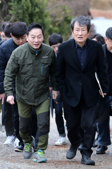 모란공원 찾은 정봉주