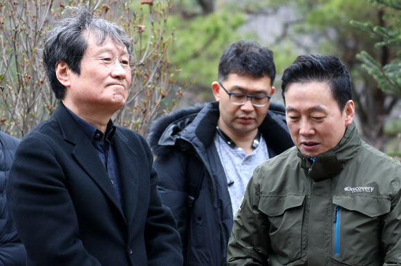 문익환 목사 묘소 찾은 정봉주