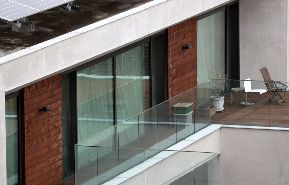 커튼 쳐져 있는 MB 자택 창문