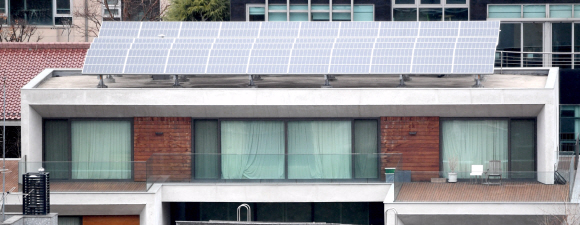 19일 서울 논현동 이명박 전 대통령집의 창문이 굳게 닫혀 있다. 2018.3.19 박지환기자 popocar@seoul.co.kr