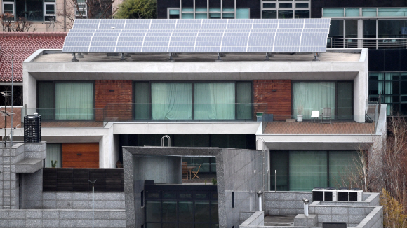 19일 서울 논현동 이명박 전 대통령집의 창문이 굳게 닫혀 있다. 2018.3.19 박지환기자 popocar@seoul.co.kr