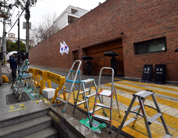 19일 서울 논현동 이명박 전 대통령집 앞에 긴장감이 흐르고 있다.  2018.3.19 박지환기자 popocar@seoul.co.kr