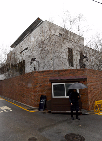 19일 서울 논현동 이명박 전 대통령집 앞에 긴장감이 흐르고 있다.  2018.3.19 박지환기자 popocar@seoul.co.kr