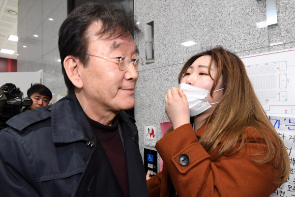 19일 오후 성추행 혐의를 받고 있는 동덕여대 하일지 교수의 기자회견장이 열리는 동덕여대 100주년기념관에서 학생들이 하 교수의 사퇴를 촉구하고 있다. 2018.3.19 도준석 기자 pado@seoul.co.kr