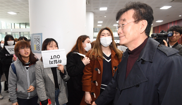 19일 오후 성추행 혐의를 받고 있는 동덕여대 하일지 교수의 기자회견장이 열리는 동덕여대 100주년기념관에서 학생들이 하 교수의 사퇴를 촉구하고 있다. 2018.3.19  서울신문