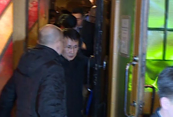 19일(현지시간) 핀란드 헬싱키의 한 레스토랑에서 ’1.5 트랙 대화’에 참석 중인 최강일 북한 외무성 북아메리카국 국장 직무대행이 만찬장을 나서고 있다.  연합뉴스