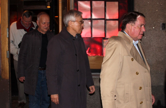 19일(현지시간) 핀란드 헬싱키의 한 레스토랑에서 ’1.5 트랙 대화’의 참석자들이 만찬장을 나서고 있다.   연합뉴스