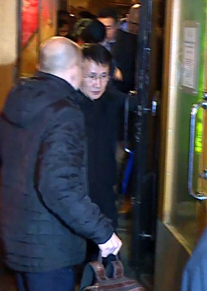 19일(현지시간) 핀란드 헬싱키의 한 레스토랑에서 ’1.5 트랙 대화’에 참석 중인 최강일 북한 외무성 북아메리카국 국장 직무대행이 문을 나서고 있다.  연합뉴스