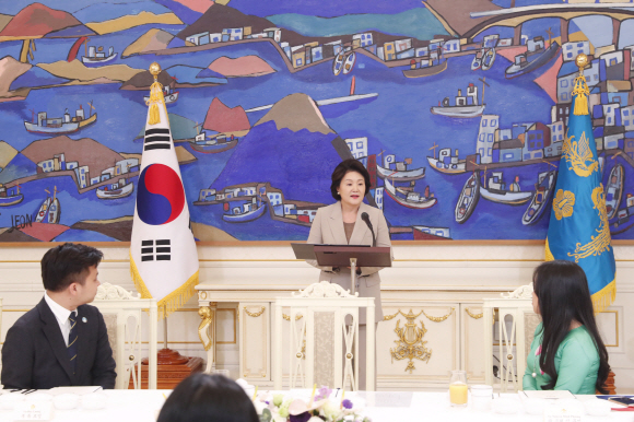 문재인 대통령 부인 김정숙 여사가 베트남 순방을 앞두고 지난 8일 청와대에서 주한 베트남 유학생들을 초청해 오찬 간담회를 하고 있다.  청와대제공