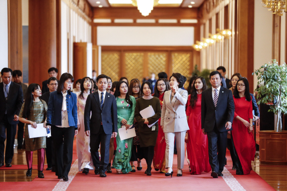 문재인 대통령 부인 김정숙 여사가 베트남 순방을 앞두고 지난 8일 청와대에서 주한 베트남 유학생들을 초청해 오찬 간담회를 하기 앞서 집무실 등 본관 내부시설을 안내하고 있다. 청와대제공