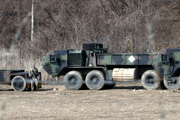 국방부와 한미연합사령부가 한미연합훈련을 ’로키’(low-key) 진행하기로 밝힌 20일 경기도 파주시 접경지역에서 주한미군의 수송차량들이 훈련지역에 전개 후 대기하고 있다.  연합뉴스