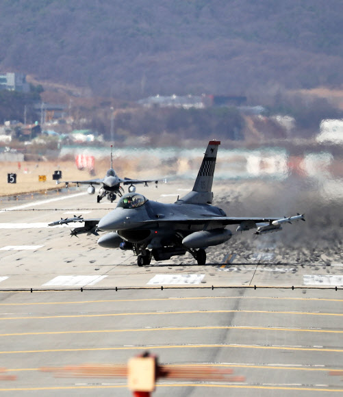 국방부가 평창동계올림픽과 패럴림픽으로 미뤘던 연례 한미 연합훈련인 키리졸브(KR)와 독수리(FE) 연습을 다음 달 1일 시작한다고 공식 발표한 20일 오전 경기도 평택시 주한미공군 오산기지에 미 공군 F-16 전투기가 착륙하고 있다.  연합뉴스