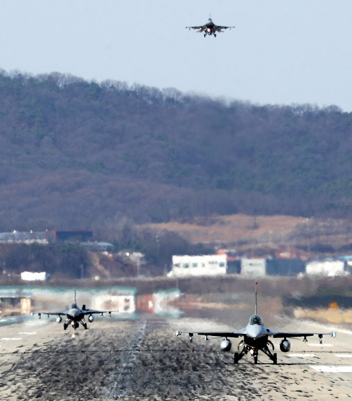 국방부가 평창동계올림픽과 패럴림픽으로 미뤘던 연례 한미 연합훈련인 키리졸브(KR)와 독수리(FE) 연습을 다음 달 1일 시작한다고 공식 발표한 20일 오전 경기도 평택시 주한미공군 오산기지에 미 공군 F-16 전투기가 착륙하고 있다.  연합뉴스