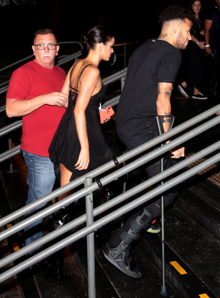 축구스타 네이마르와 여자친구인 브라질 출신 모델 겸 배우 브루나 마르케지니가 19일(현지시간) 브라질 상파울루에서 열린 한 파티에 참석하고 있다. 로이터 연합뉴스