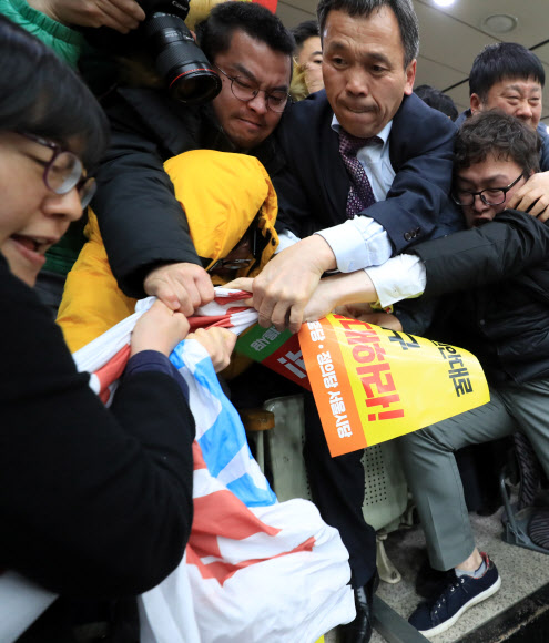 20일 오후 서울시의회 본회의장 방청석에서 정의당, 노동당,녹색당 등 당원들이 4인 선거구 확대 등을 요구하는 내용의 손피켓과 현수막을 펼쳐들자 이를 막는 의회 직원들과 몸싸움을 벌이고 있다.이날 열린 임시회에서는 서울시 자치구의회 의원 선거구와 선거구별 의원정수에 관한 조례 일부 개정조례안이 통과됐다.   연합뉴스