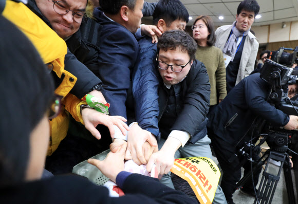 20일 서울 중구 서울시의회 본회의장에서 제279회 임시회 제1차 본회의가 개회되자 방청석에서 구호를 외치는 정의당 노동당 등 당원들과 의회 직원들이 몸싸움을 벌이고 있다.  연합뉴스