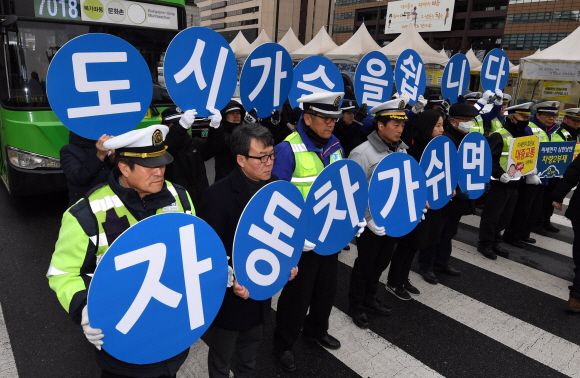 21일 서울 광화문 일대에서 시민단체 회원들이 미세먼지 줄이기 캠페인을 하고 있다. 박지환 기자 popocar@Seoul.co.kr