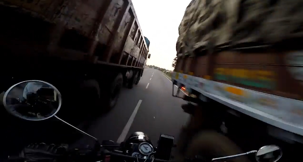 정신나간 역주행 트럭에 치여 황천갈 뻔한 바이커(유튜브 영상 캡처)