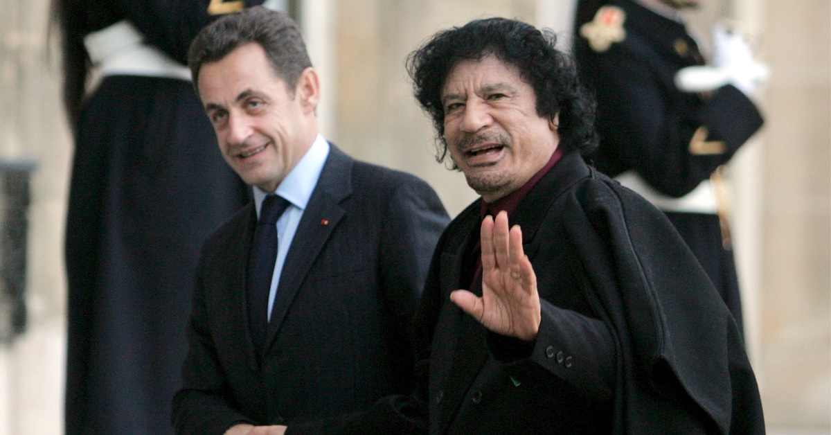 니콜라 사르코지(왼쪽) 전 프랑스 대통령과 무아마르 카다피. EPA 연합뉴스