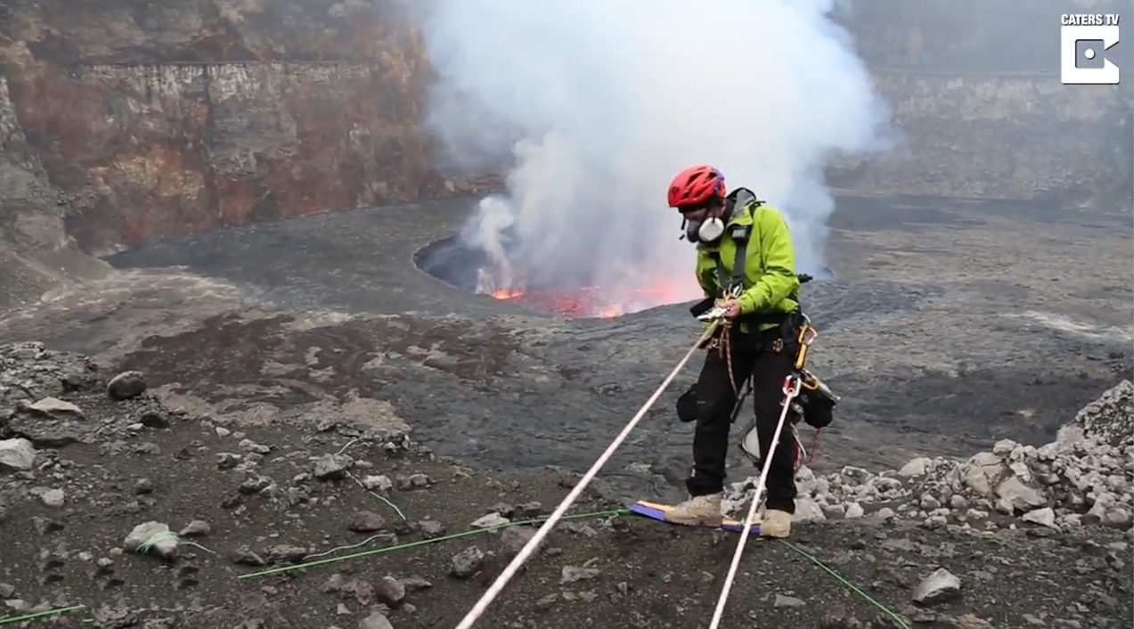 얼티밋 화산 탐험대(Ultimate Volcano Expeditions) 리더 겸 사진작가인 크리스토퍼 홀슬리(Christopher Horsley)와 영국 스릴탐사대원 크리스 킹(Chris King)을 중심으로 한 몇 명 동료들이 콩고 민주공화국에 있는 니라공고(Nyiragongo) 산에 있는 성층 화산을 찾아간 모습(유튜브 영상 캡처)