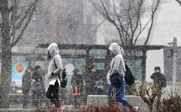 강풍을 동반한 꽃샘추위가 기승을 부린 21일 서울 광화문에 진눈깨비가 내리고 있다. 이호정 전문기자 hojeong@