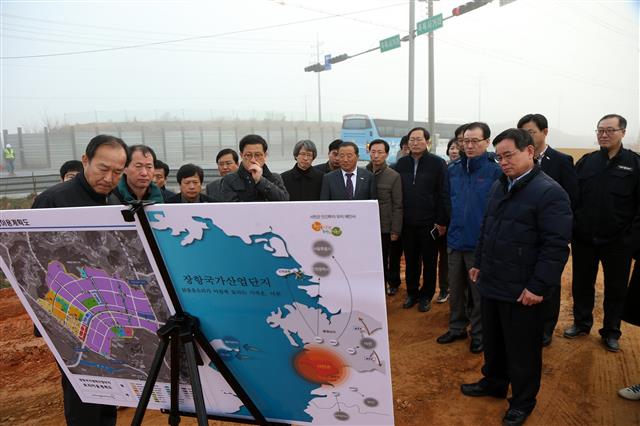 노박래 군수가 2016년 3월 군 간부 및 담당 직원들과 함께 장항국가생태산업단지 조성 현장을 살펴보고 있다. <br>서천군 제공