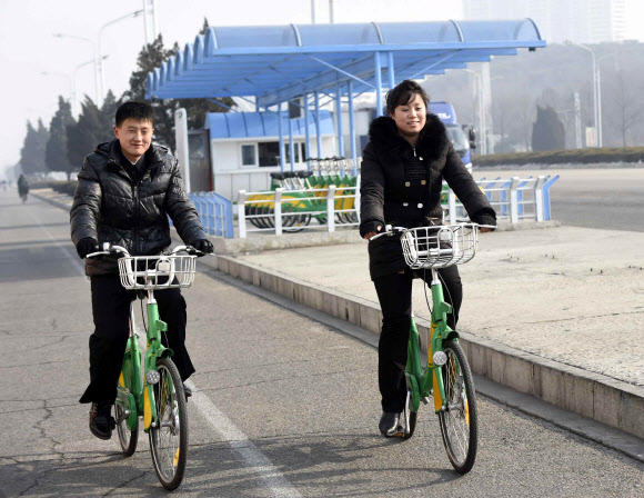 평양엔 ’려명’…공유자전거 인기