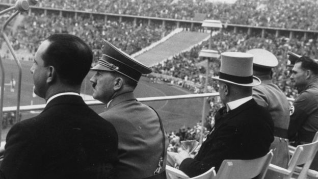 1936년 베를린올림픽 개회식을 지켜보는 아돌프 히틀러. 폭스 뉴스 자료사진