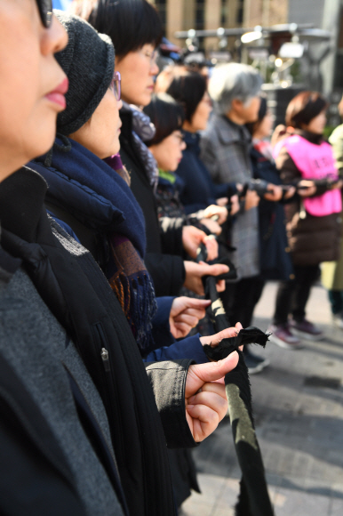 ‘#미투 운동과 함께하는 시민행동’ 관계자들이 22일 오전 서울 종로구 청계광장에서 1박2일(2018분) 이어 말하기 행사에 앞서 미투 운동에 대한 지지와 연대를 의미하는 끈 잇기 퍼포먼스를 하고 있다. 안주영 기자 jya@seoul.co.kr