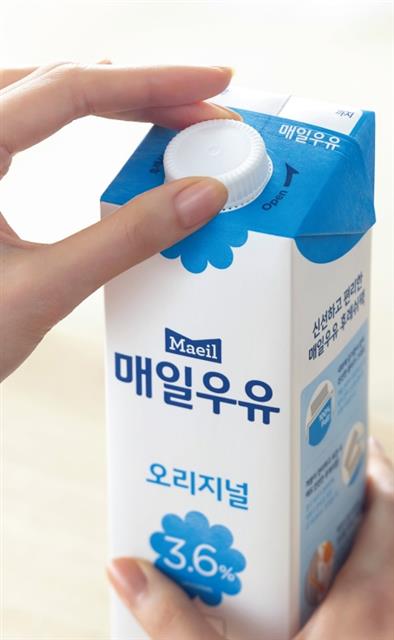 매일유업이 내놓은 ‘매일우유 프레시팩’은 프레시캡(마개)이 달려 있어 냉장고 반찬 냄새 등 외부공기를 차단해 신선도를 유지한다.  매일유업 제공