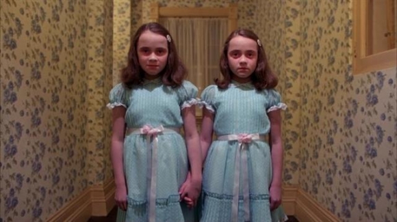 ‘저작권 영화’라는 별칭이 붙을 정도로 영화 ‘샤이닝’의 쌍둥이 소녀 패러디 등 1980~90년대 대중문화 유산들이 기발하고 재치 있게 배치됐다. <br>워너브러더스 코리아 제공