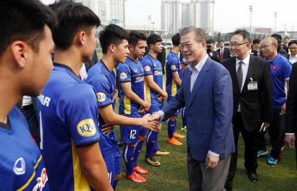 문재인 대통령이 22일 오후 베트남 국빈방문 첫 일정으로 베트남 축구협회를 방문, 지난 1월 베트남 U-23 국가대표팀을 아시아축구연맹(AFC) 준우승에 올려놓아 베트남의 국민적 영웅으로 떠오른 박항서 감독의 안내를 받으며 선수들을 격려하고 있다.  연합뉴스