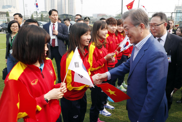 문재인 대통령이 22일 오후 베트남 국빈방문 첫 일정으로 베트남 축구협회를 방문, 환영나온 유소년 축구선수들을 격려하고 있다.  연합뉴스