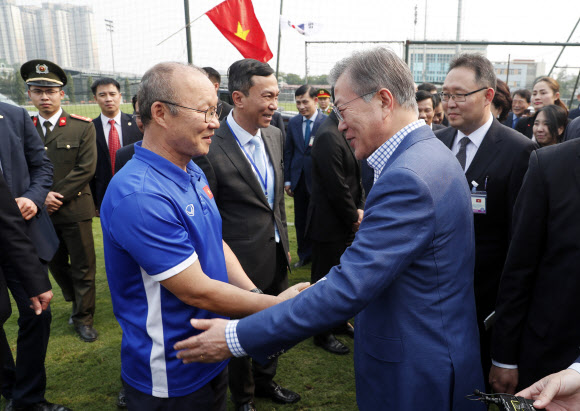 문재인 대통령이 22일 오후 베트남 국빈방문 첫 일정으로 베트남 축구협회를 방문, 지난 1월 베트남 U-23 국가대표팀을 아시아축구연맹(AFC) 준우승에 올려놓아 베트남의 국민적 영웅으로 떠오른 박항서 감독을 만나 반갑게 인사하고 있다.  연합뉴스