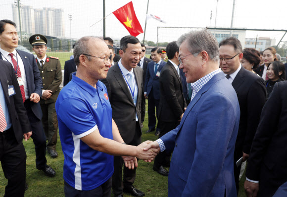 문재인 대통령이 22일 오후 베트남 국빈방문 첫 일정으로 베트남 축구협회를 방문, 지난 1월 베트남 U-23 국가대표팀을 아시아축구연맹(AFC) 준우승에 올려놓아 베트남의 국민적 영웅으로 떠오른 박항서 감독을 만나 반갑게 인사하고 있다.  연합뉴스